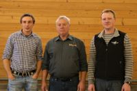 Verbandspr&auml;sident Dres Anderegg mit den zwei neuen Vorstandsmitgliedern Wisi B&uuml;rgler aus Nesslau SG (li) und Hans Tr&uuml;b aus Engelberg OW (re).